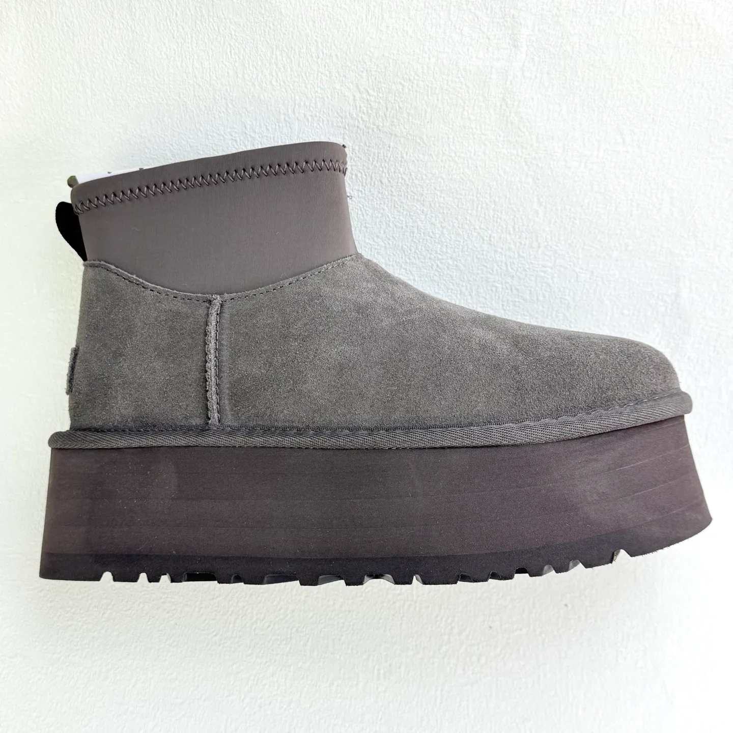 Self-pickup 💰480 Dilireba's same style short boots 2024 latest short elastic boots UGG Dipp boots Mini elastic all-in-one snow boots Short, low, elastic, thick sole 5CM style Upper design Made of high-quality suede, easy to care for, comfortable and fashionable at the same time. The inner material of the shoe is made of wool. It is warm and heat-locking to keep you warm in the winter. Sole design is lightweight and cushioning, making it comfortable to go out on the street. EVA outer disc makes walking easier FD official item number: 1168170 Size: 35 36 37 38 39 40